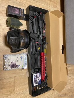 Airsoftová zbraň s vybavením - 5