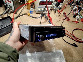 1din autorádio s výsuvným držákem telefonu - 5