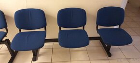 Prodáme polstrované čekárenské modré lavice - 5