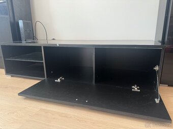 Lesklá černá obývací stěna - moderní a praktická - 5