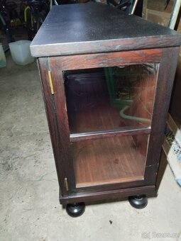 PROSKLENÁ SKŘÍŇKA - 5