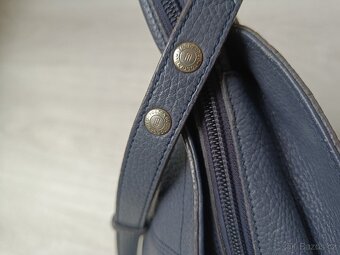 Tmavě modrá kabelka Tosca Blu - 5