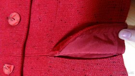 Červený kalhotový kostým vel. 36 šitý na zakázku v salonu - 5