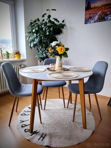 Prodám téměř nový jídelní kulatý stůl - Ø105cm. - 5