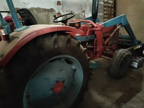 REZERVACE Menší tovární traktor IHC, čelní nakladač - 5