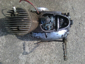 čz 125/150 - motory, rozeta,náboj kola a vidlice - 5