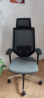 Psací stůl a ergonomická židle - 5