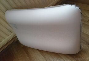 Prodám outdoorový nový, nepoužitý nafukovací polštářek-sleva - 5