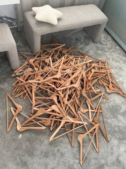150ks masivních ramínek IKEA - 5