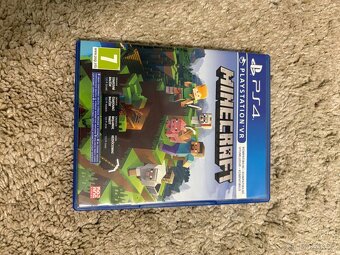 Playstation 4 + 7 her + 2 ovladače - 5