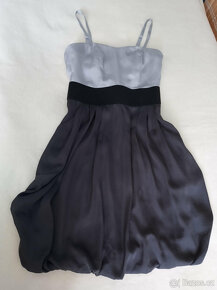 šedé šaty s podkasanou sukní, zn.HM - 5