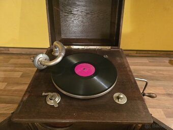 Krasny starozitny gramofon na kliku - 5