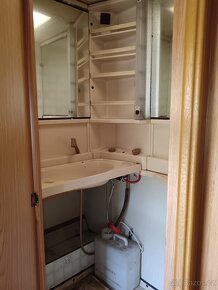 Pěkný karavan, bez SPZ na stání - 5