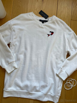 Bílá jednoduchá mikina s logovanými srdíčky Tommy Hilfiger - 5