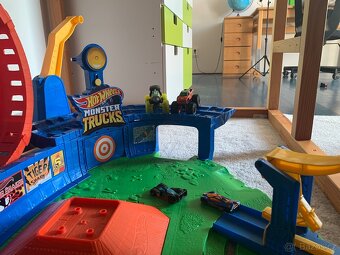 Monster Trucks - T-Rex Volcano arena - 5