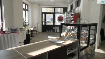 nájem prodejny 100 m2 v přízemí obchodního domu Špalíček v O - 5