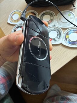 PSP 3004 + 9 her + flash + příslušenství – plně funkční - 5