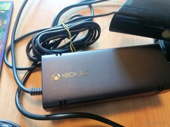 Xbox 360 E + Kinect, kapacita 4GB 2x ovladac, 2x Hra - 5