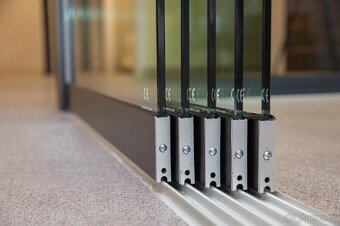 Prodám moderní bezrámové posuvné zasklení - 5