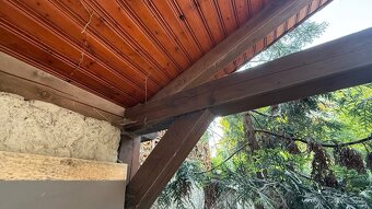 Dřevěná pergola se střechou z tašek - 5