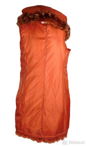 Péřový dámský cihlový dlouhý kabát s pravou kožešinou  L - 5