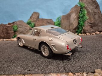 prodám model 1:18 Ferrari 250GT Berlinetta jouef evolution - 5
