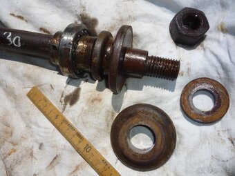 prodám různé hřídele, železné a dřevěné kolečka..... Železné - 5