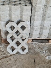 Betonový plot . KRATKA ČEKACI LHŮTA - 5