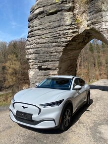 Mustang Mach-e perleťově bílý, příplatková barva, 6.000km - 5