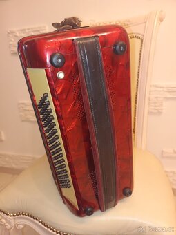 Opravář prodává knoflíkový akordeon 80 basů - 5