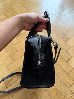 Nová černá kabelka značky Guess - 5