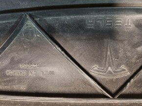 Tesla model S maska před chladičem - 5