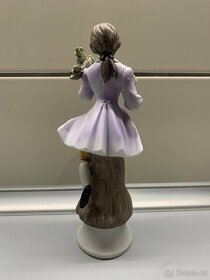 Biskvit ( porcelán ), malovaný. Soška žena s kyticí - 5