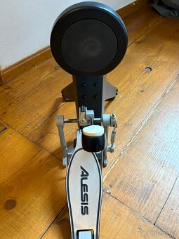 Alesis Nitro Mesh Kit Bundle+Milenium DM-30 E-Drum Monitor - 5