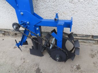 Sazeč česneku, cibule, žaludů - 5