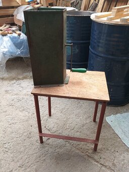 stoleček se struhadlem na řepu na kliku - 5