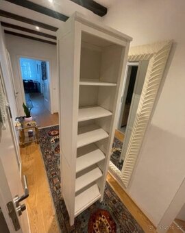 HEMNES VITRÍNA A KNIHOVNA - 5
