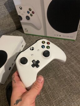 Xbox series s + 2 ovladače - 5