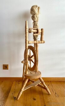 Starý krásný velký dřevěný kolovrat - 5