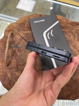 Samsung Galaxy Z Flip 7 - 5