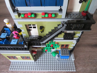 LEGO 10243 Parisian Restaurant - 5
