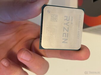 AMD Ryzen 5 3600XT + originální chladič Wraith Spire - 5