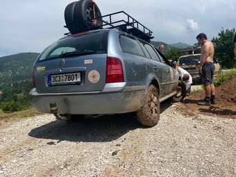 Zahrádka na auto se svetlem + pricniky se zamky - 5