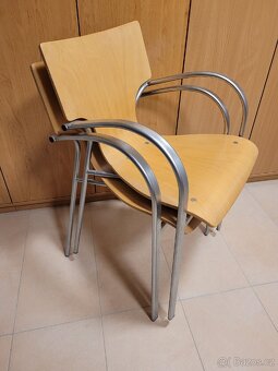 2 stohovatelné židle, dřevo/kov.nohy, 200 Kč/ks. - 5