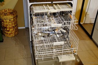 Miele bílá vestavná myčka G4203 SC, tři koše - 5