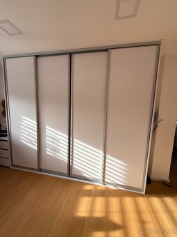 Prodávám 4x posuvné dveře a posuvný mechanizmus na šatní skř - 5