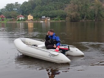 Motorový člun 3,85 m pro 4 osoby plus motor Yamaha - 5