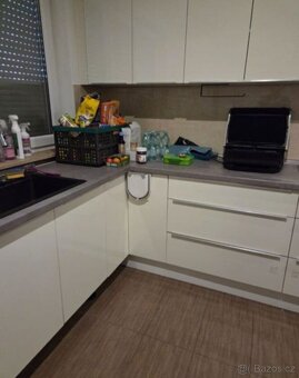 Moderní lesklá kuchyňská linka se spotřebiči,5705 - 5