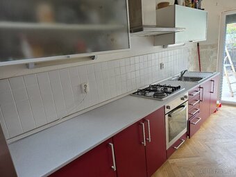 Dobře udržovaná kuchyň s troubou, varnou deskou a lednicí Go - 5