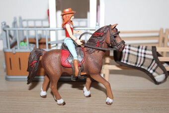 Malá stáj s jezdkyní a příslušenstvím Schleich - 5